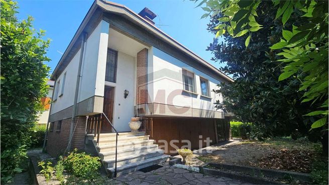 Villa in residenziale in Viale della Resistenza 24 B