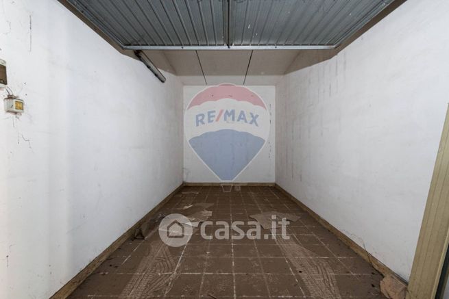 Box/posto auto in residenziale in Via Federico Fellini 1