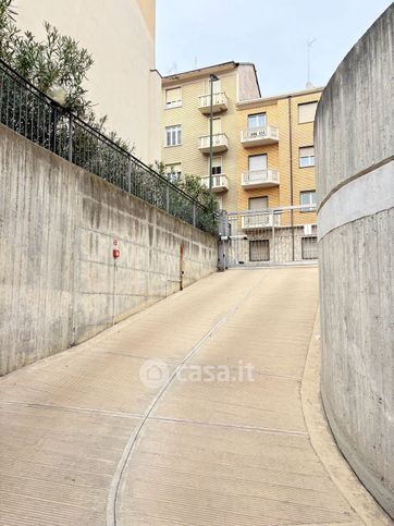 Box/posto auto in residenziale in Via Romagnano 21
