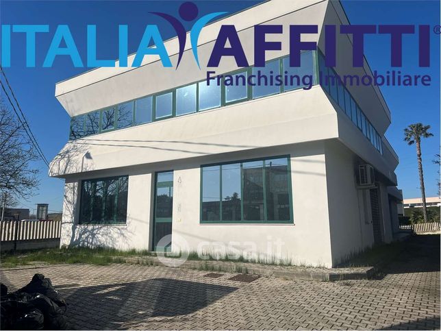 Capannone in commerciale in 