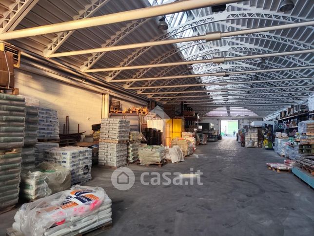 Capannone in commerciale in Via delle Robinie 13
