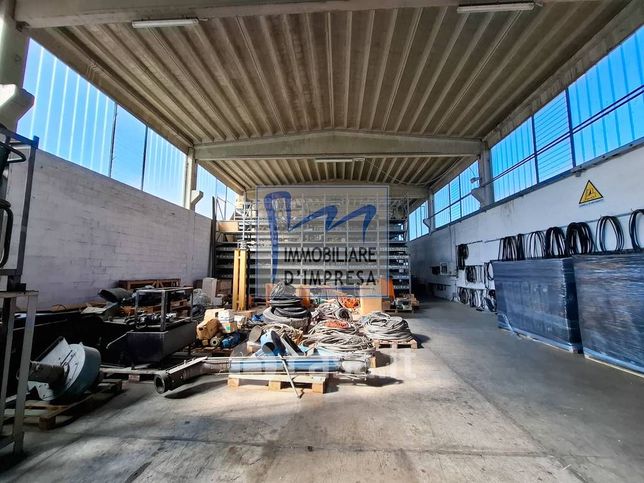 Capannone in commerciale in