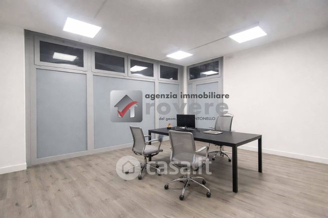 Ufficio in commerciale in 