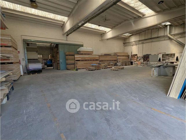 Capannone in commerciale in Via G. Carducci