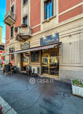 Attivitã /licenza (con o senza mura) in commerciale in Viale Edoardo Jenner 71