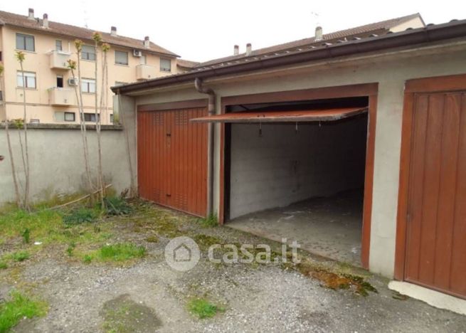 Box/posto auto in residenziale in Via Vaccari