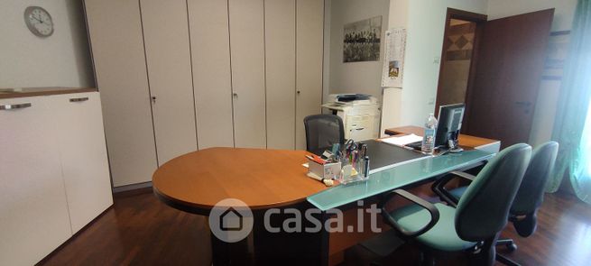 Ufficio in commerciale in 