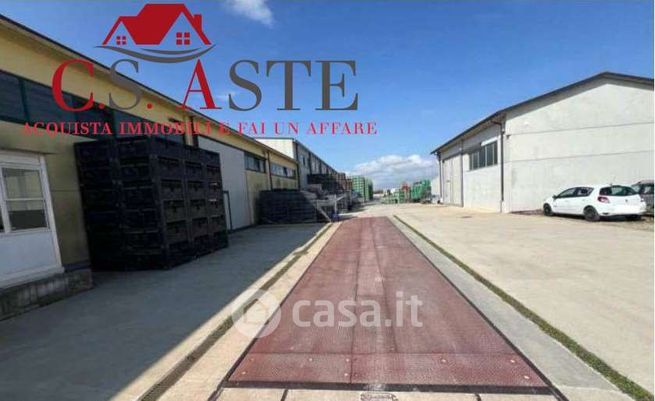 Capannone in commerciale in 