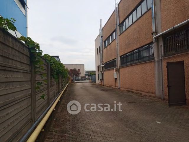 Capannone in commerciale in Via San Fiorano 66