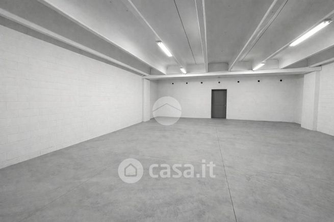 Capannone in commerciale in Via Nelson Mandela