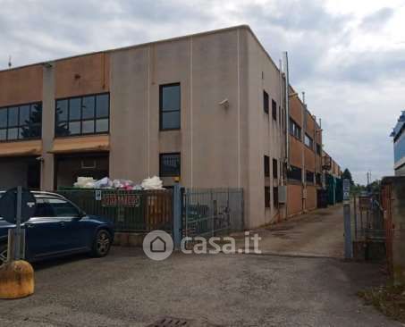 Capannone in commerciale in Via San Fiorano