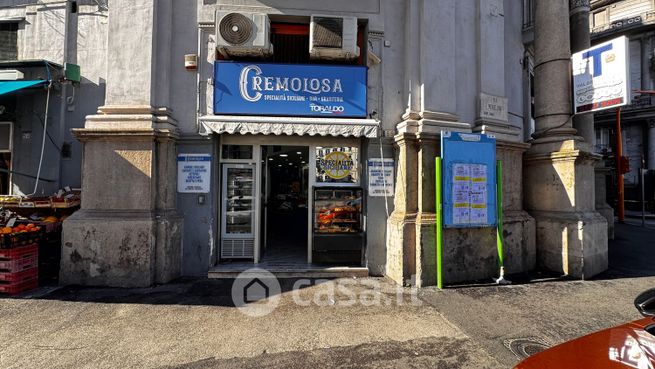 Negozio/locale commerciale in commerciale in Piazza Sannazaro 55
