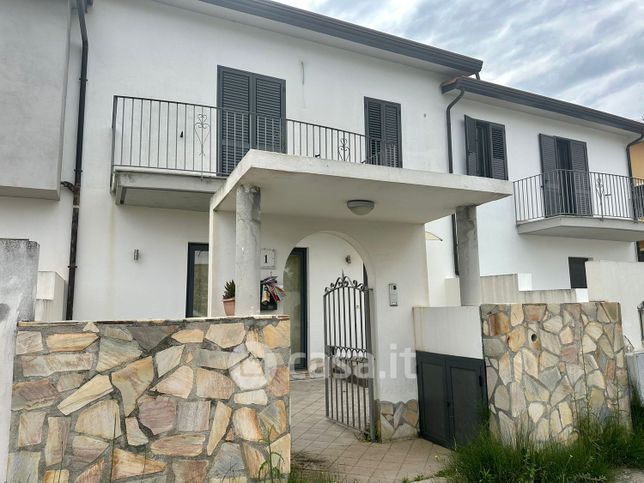 Villetta a schiera in residenziale in Via Petraro 1