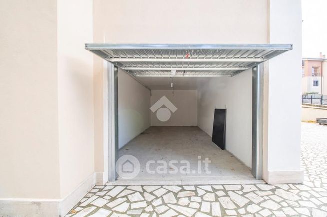 Box/posto auto in residenziale in Via DIONIGI 14