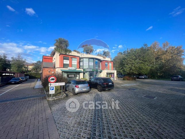 Garage/posto auto in residenziale in Lungolago di Calcinate 88