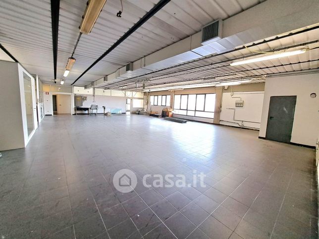 Capannone in commerciale in