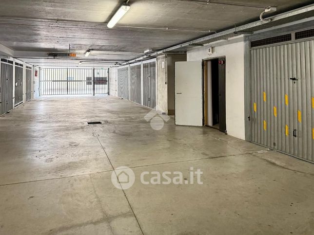 Box/posto auto in residenziale in Via Fratelli Ferretti 16