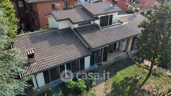 Casa bi/trifamiliare in residenziale in Via Roma