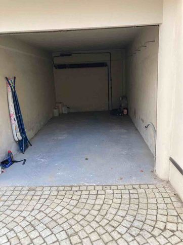 Box/posto auto in residenziale in Via Cristoforo Colombo 21