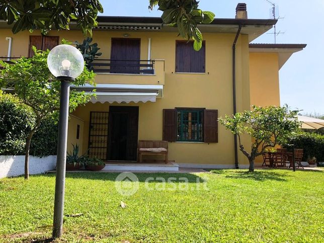 Villa in residenziale in Viale delle Orchidee