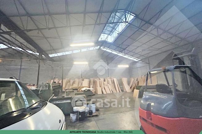 Capannone in commerciale in Via Adamello 12