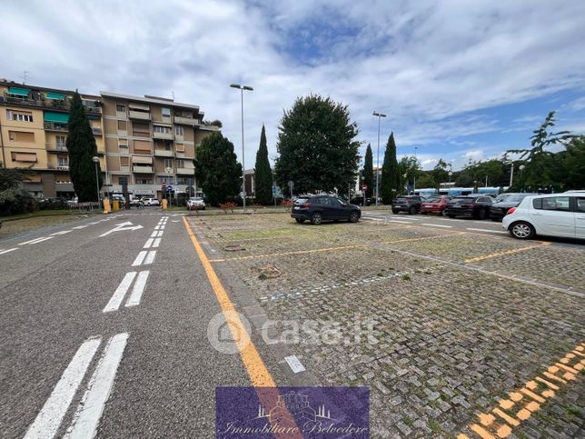 Garage/posto auto in residenziale in Viale Giovanni Milton