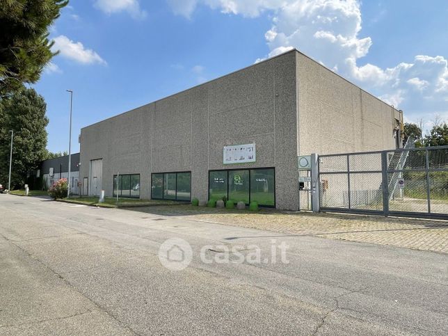 Capannone in commerciale in 