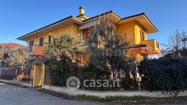 Appartamento in residenziale in Via Cortina 20