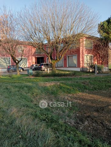 Capannone in commerciale in 