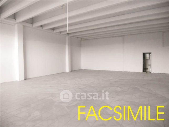 Capannone in commerciale in