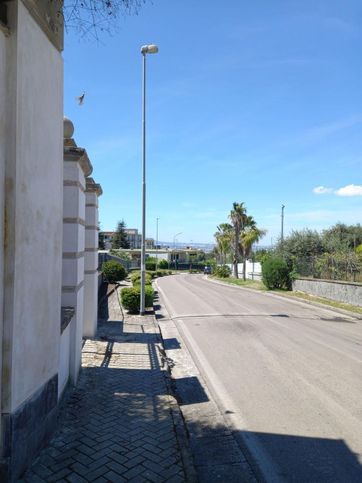 Attivitã /licenza (con o senza mura) in commerciale in Piazza Filippo Capece Minutolo 3
