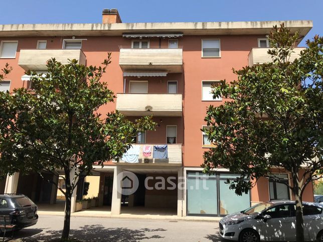 Negozio/locale commerciale in commerciale in Via Corta 36