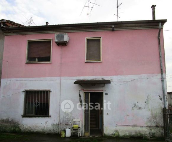 Casa indipendente in residenziale in Via Santi Olza Po 74