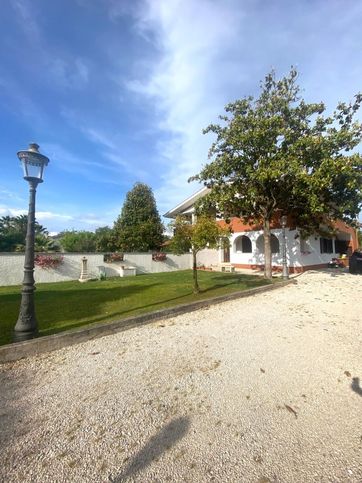 Casa bi/trifamiliare in residenziale in Via Montecristo 28
