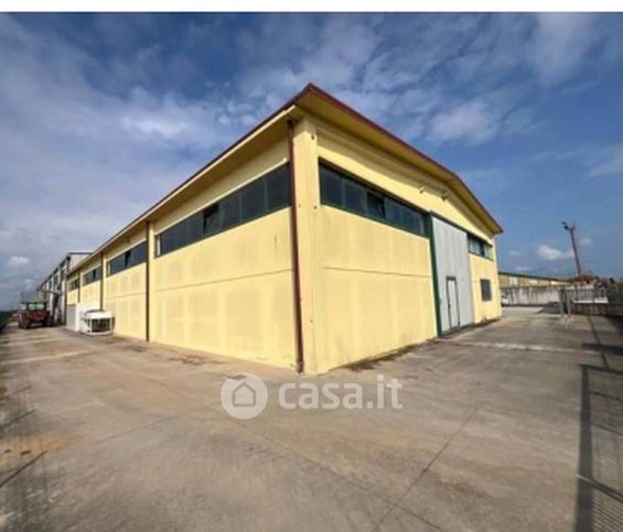 Capannone in commerciale in Via Afra Decò