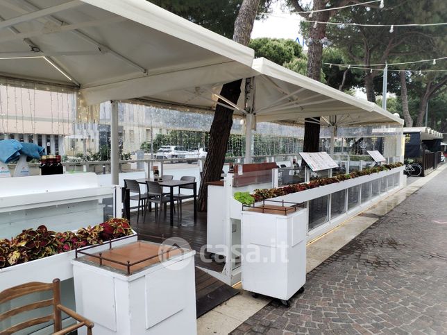 Attività/licenza (con o senza mura) in commerciale in Viale Amerigo Vespucci 75