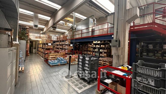 Capannone in commerciale in 