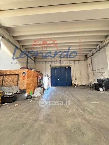 Capannone in commerciale in 