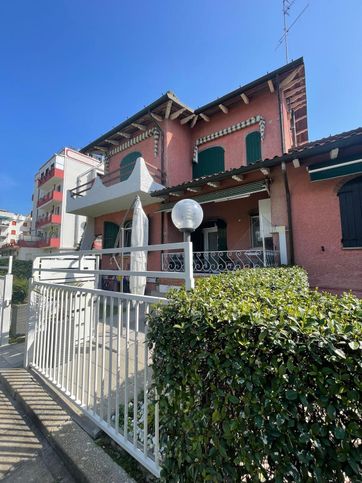 Villetta a schiera in residenziale in Viale Ovidio 157