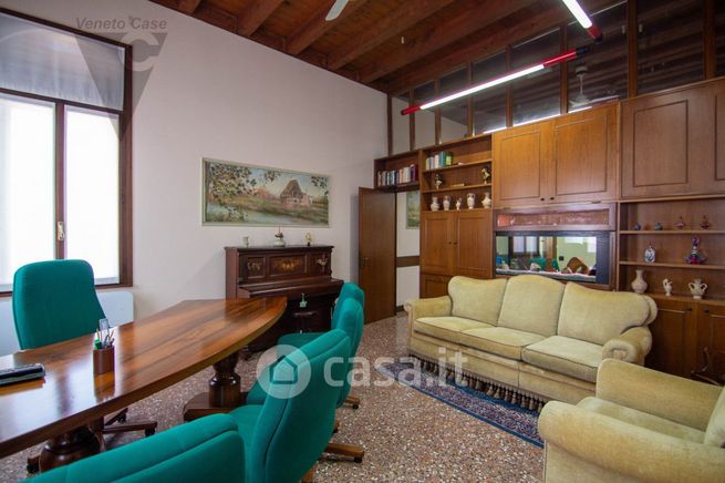 Ufficio in commerciale in Via Gauslino