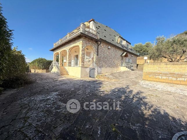 Villa in residenziale in Via delle Fornaci 23