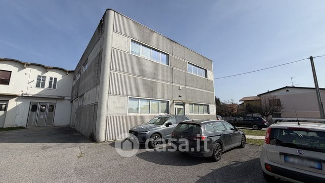 Capannone in commerciale in Via Bonaventura da Peraga