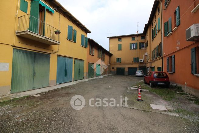 Box/posto auto in residenziale in Via Emilia 7