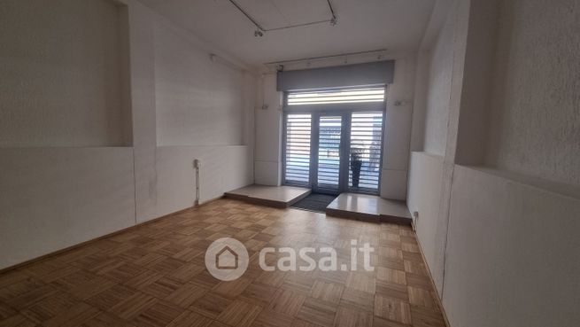 Ufficio in commerciale in Via Alberici 22