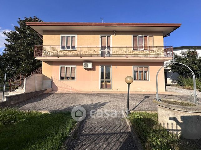 Casa bi/trifamiliare in residenziale in Via F. Petrarca