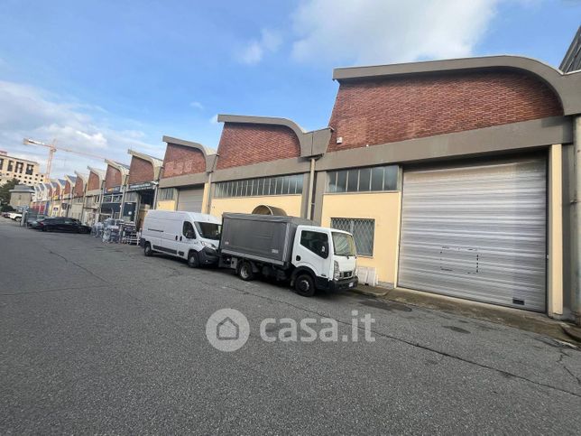 Capannone in commerciale in 