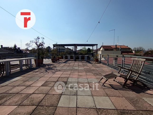 Casa bi/trifamiliare in residenziale in Via Digione