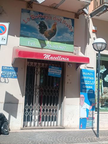 Negozio/locale commerciale in commerciale in Piazza Giuseppe Mazzini 8