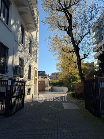 Box/posto auto in residenziale in Viale Sondrio 5