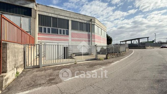Capannone in commerciale in Via Giovanni Caboto 41